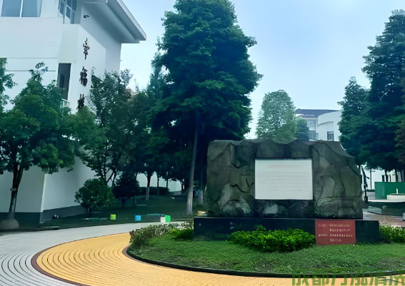 2025年8月13日都江堰某小学食堂厨房油烟机和烟道清洗案例